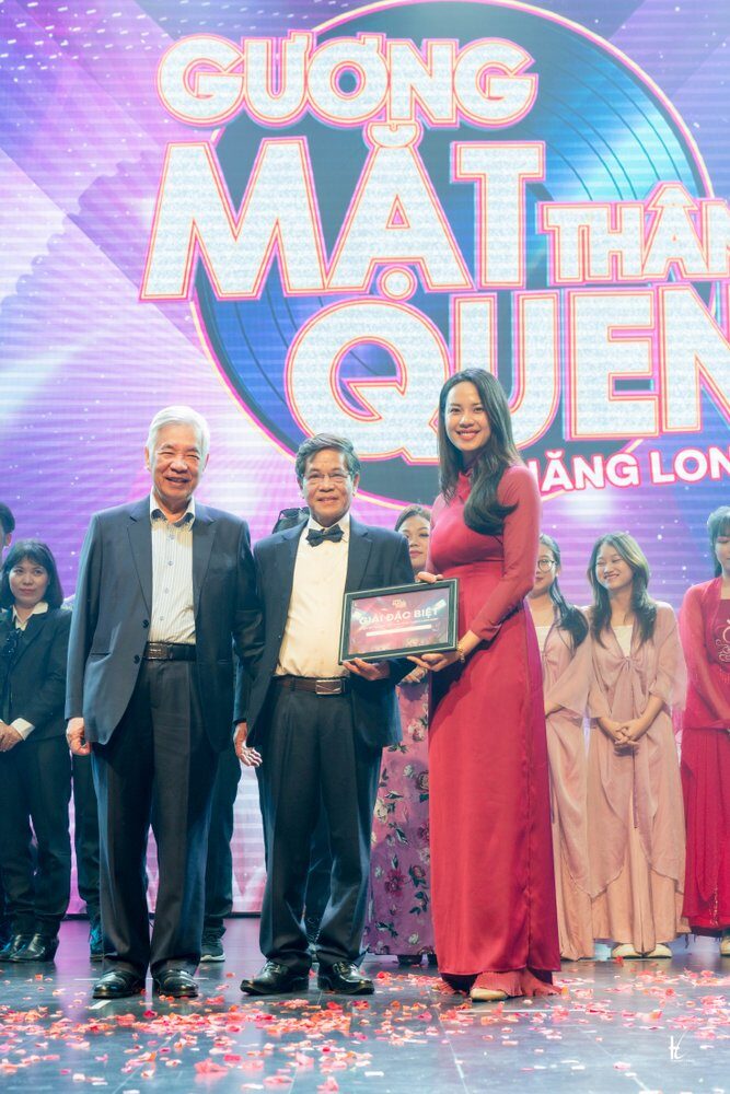 Hai MC nhận được giải cống hiến